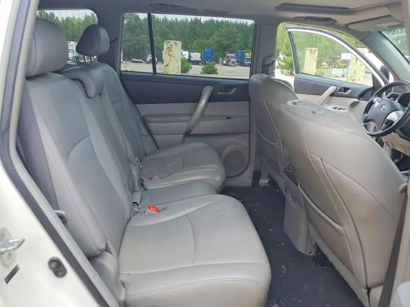 2011 TOYOTA HIGHLANDER SE  