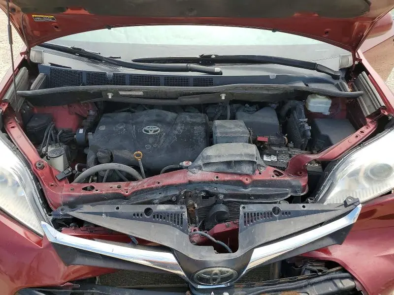2019 TOYOTA SIENNA LE  