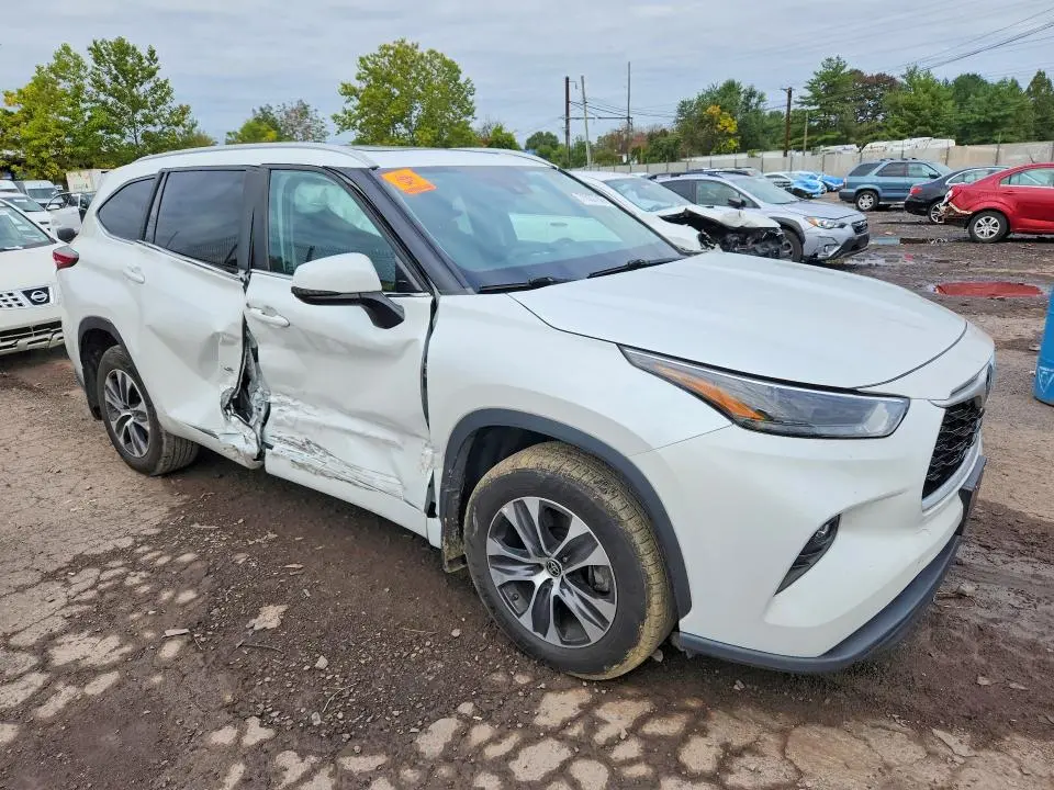 2023 TOYOTA HIGHLANDER XLE  