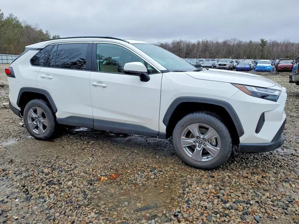 2025 TOYOTA RAV4 XLE  
