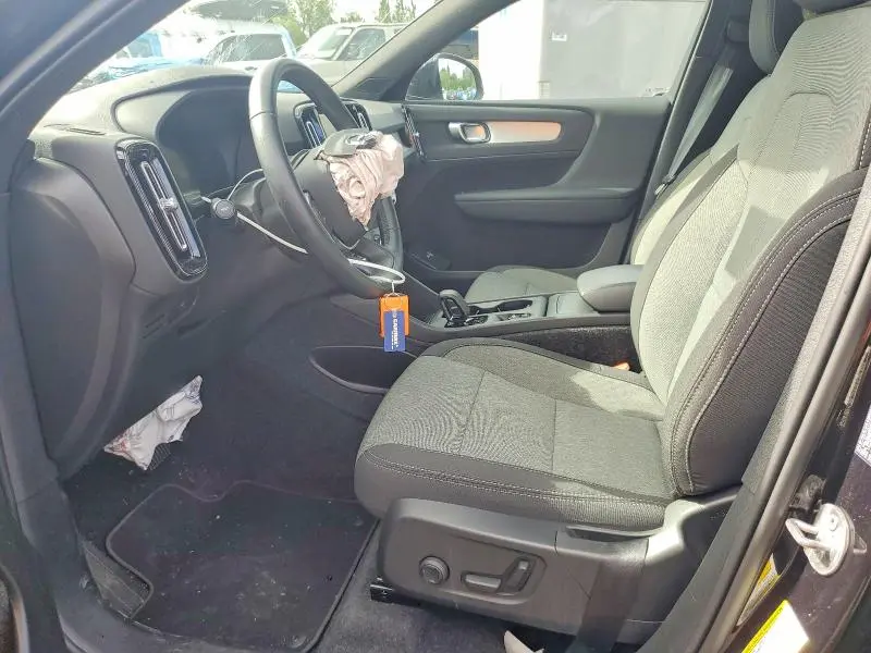 2025 VOLVO XC40 CORE  