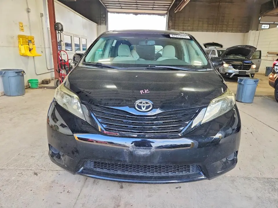 2013 TOYOTA SIENNA LE  