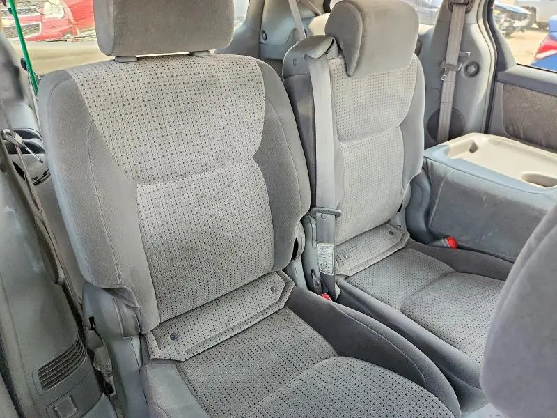 2010 TOYOTA SIENNA LE 8-PASSENGER  