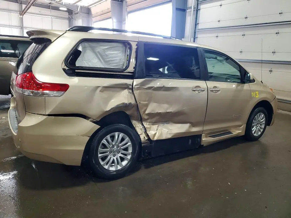 2014 TOYOTA SIENNA XLE 8-PASSENGER  