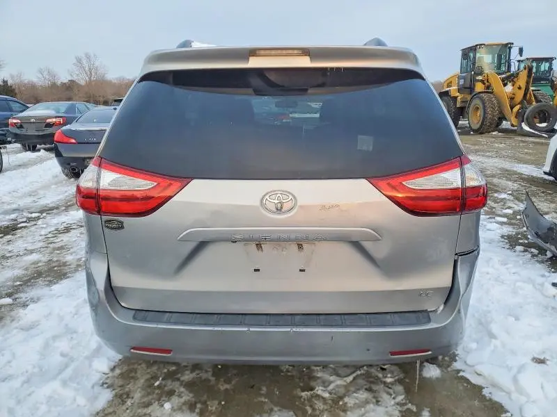 2016 TOYOTA SIENNA LE  