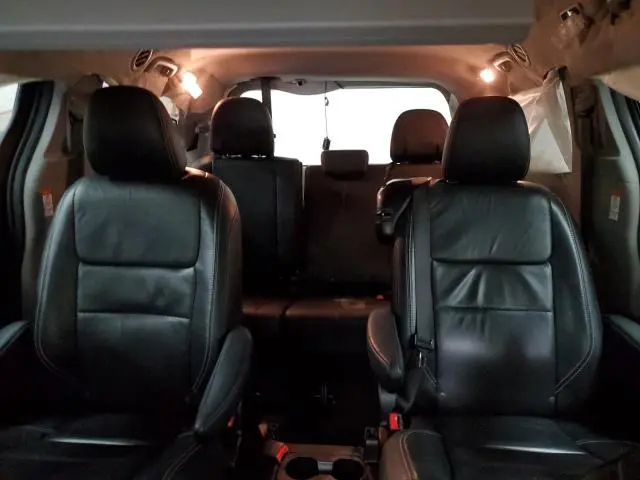 2017 TOYOTA SIENNA SE  