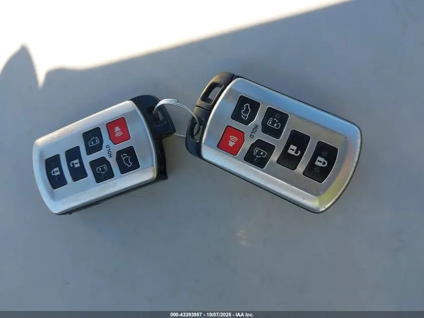 2011 TOYOTA SIENNA LIMITED