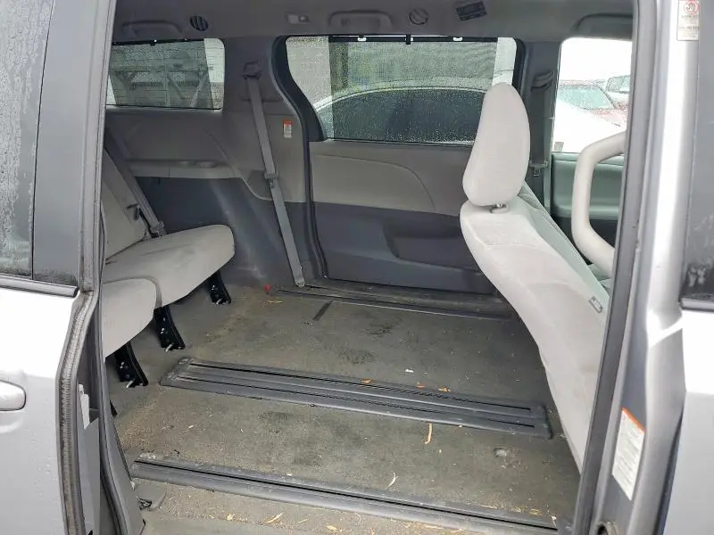 2017 TOYOTA SIENNA LE  