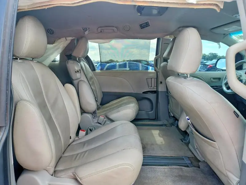 2013 TOYOTA SIENNA LE  