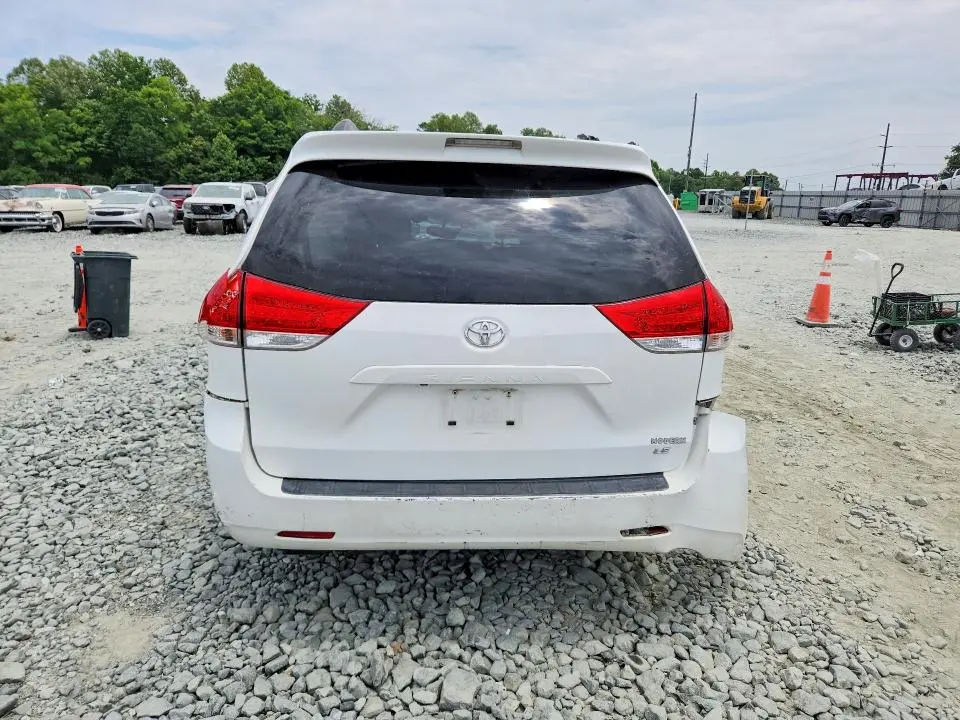 2011 TOYOTA SIENNA LE  