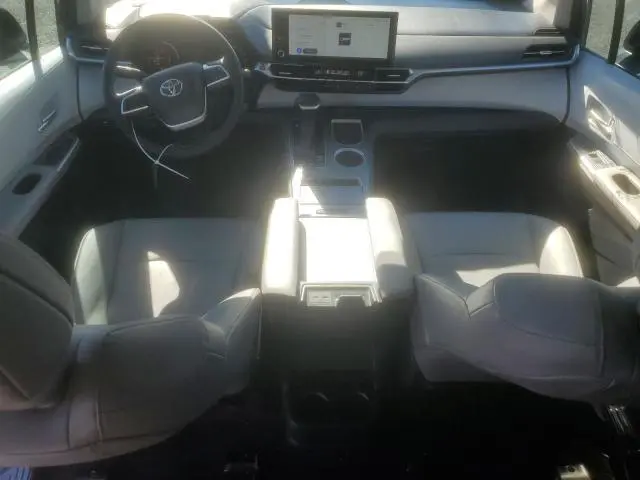 2025 TOYOTA SIENNA XLE  