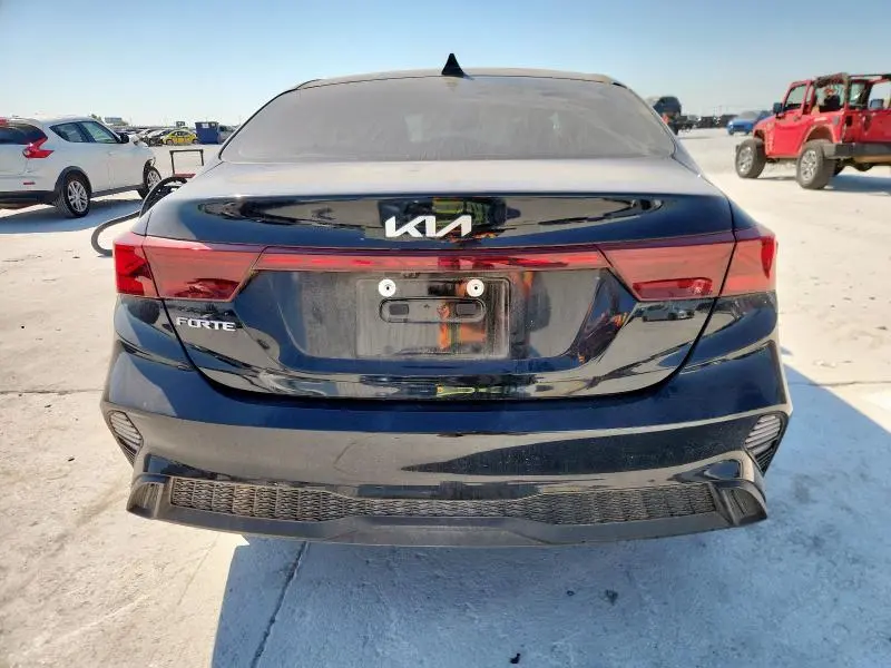 2023 KIA FORTE LX  