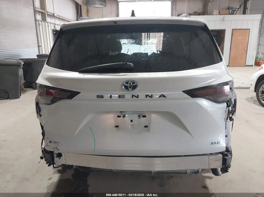 2025 TOYOTA SIENNA XLE