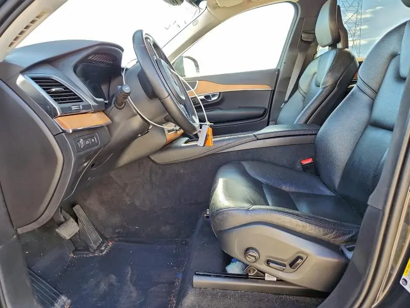 2021 VOLVO XC90 T8 RECHARGE MOMENTUM  