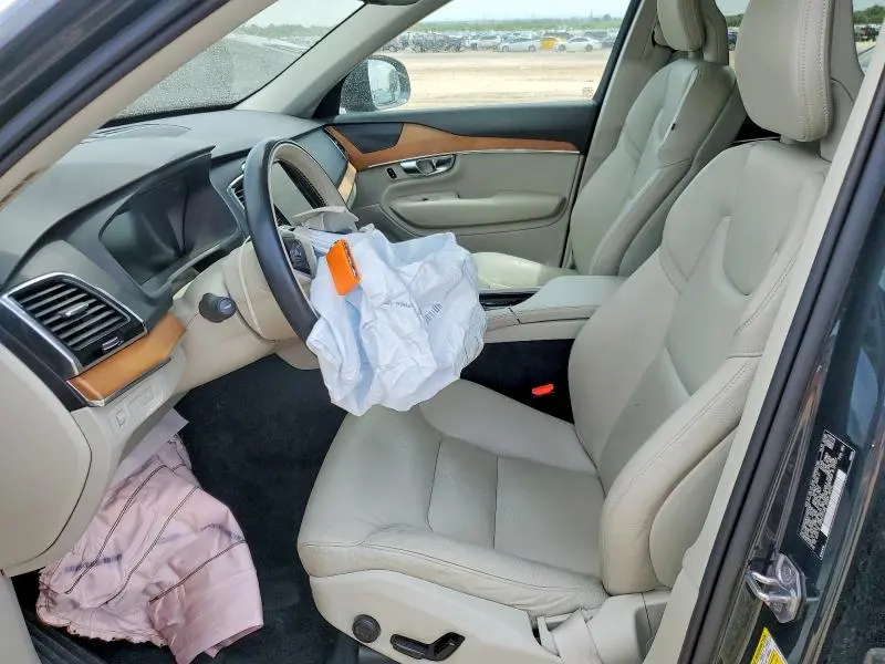 2021 VOLVO XC90 T8 RECHARGE MOMENTUM  