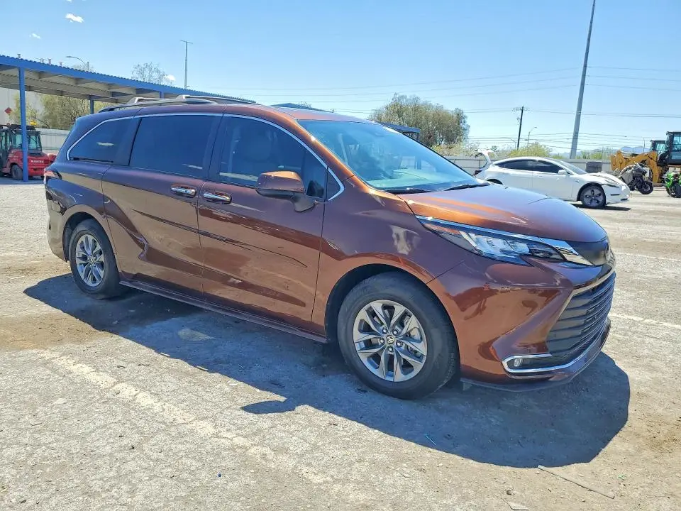 2022 TOYOTA SIENNA XLE  