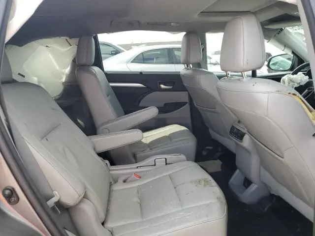 2017 TOYOTA HIGHLANDER SE  