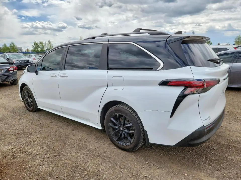 2022 TOYOTA SIENNA LE  