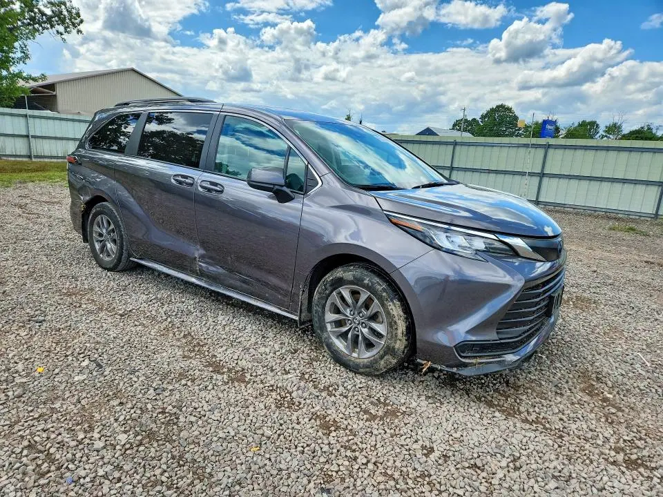 2022 TOYOTA SIENNA LE  