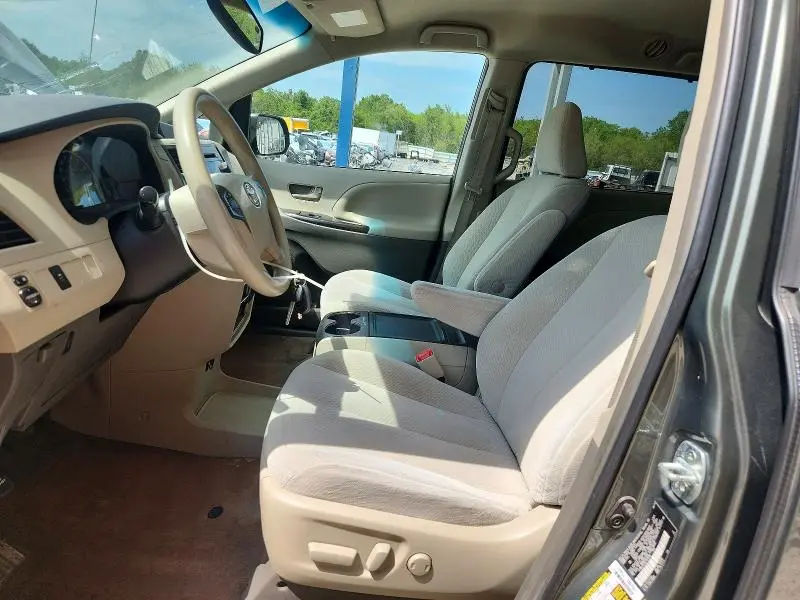 2014 TOYOTA SIENNA LE  