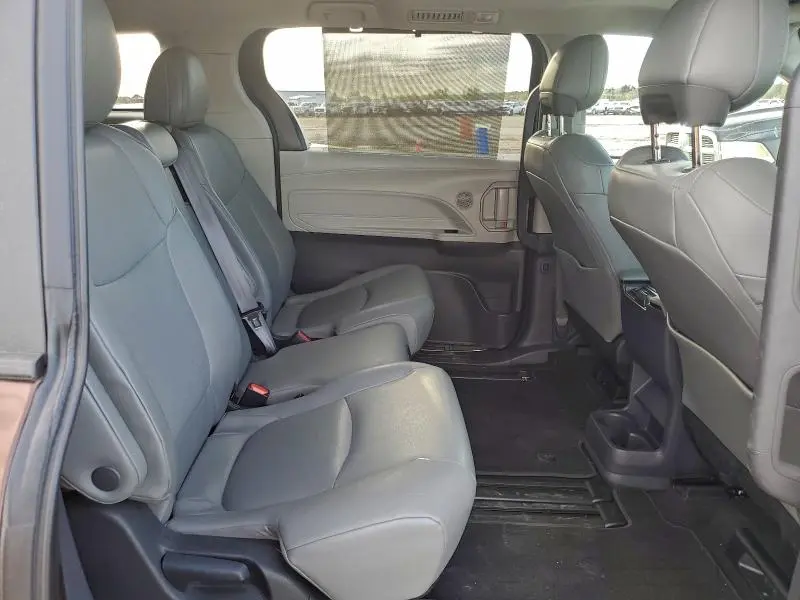 2023 TOYOTA SIENNA XLE  