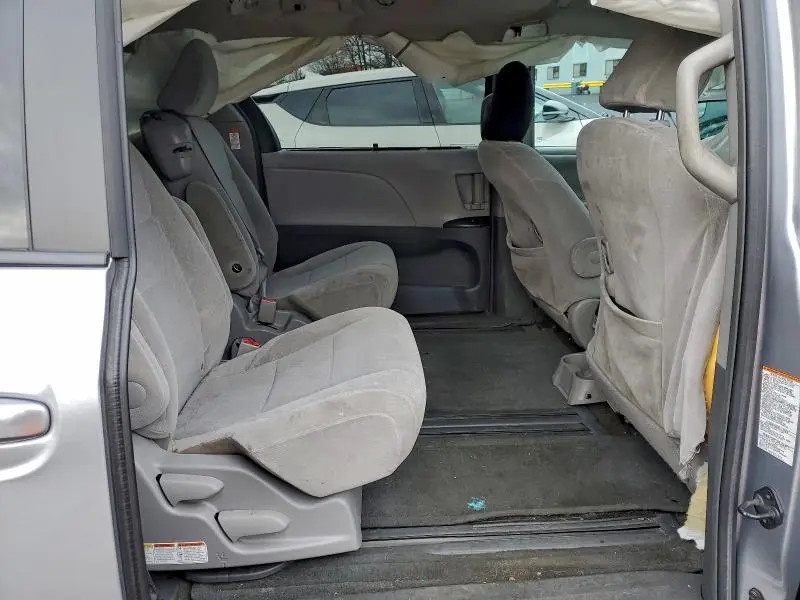 2015 TOYOTA SIENNA LE  