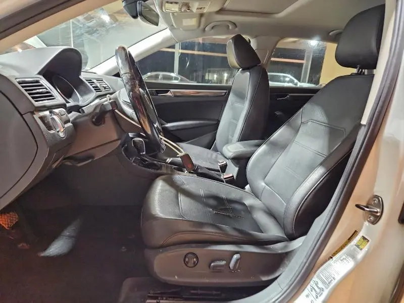 2017 VOLKSWAGEN PASSAT SE  