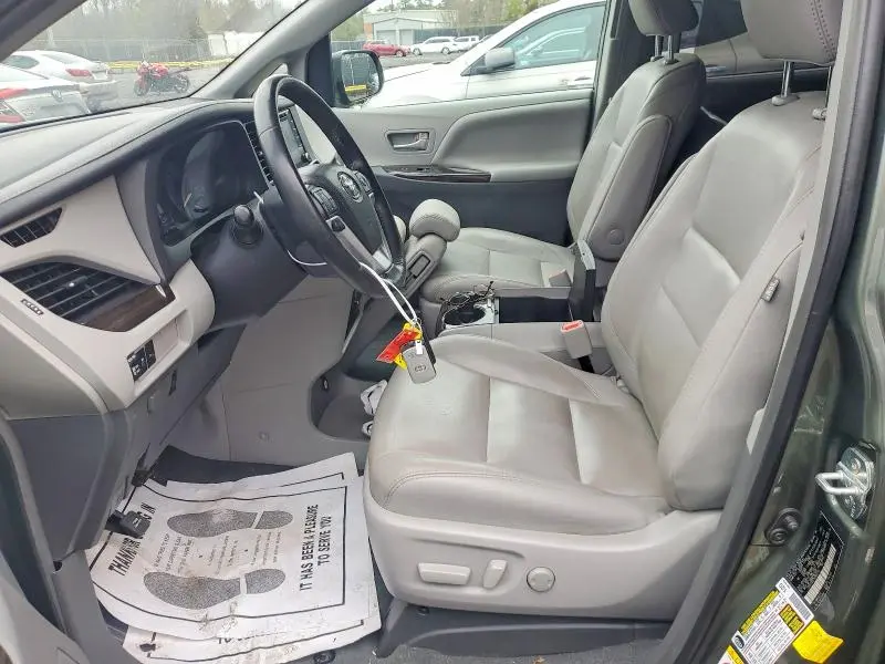 2019 TOYOTA SIENNA XLE 8-PASSENGER  