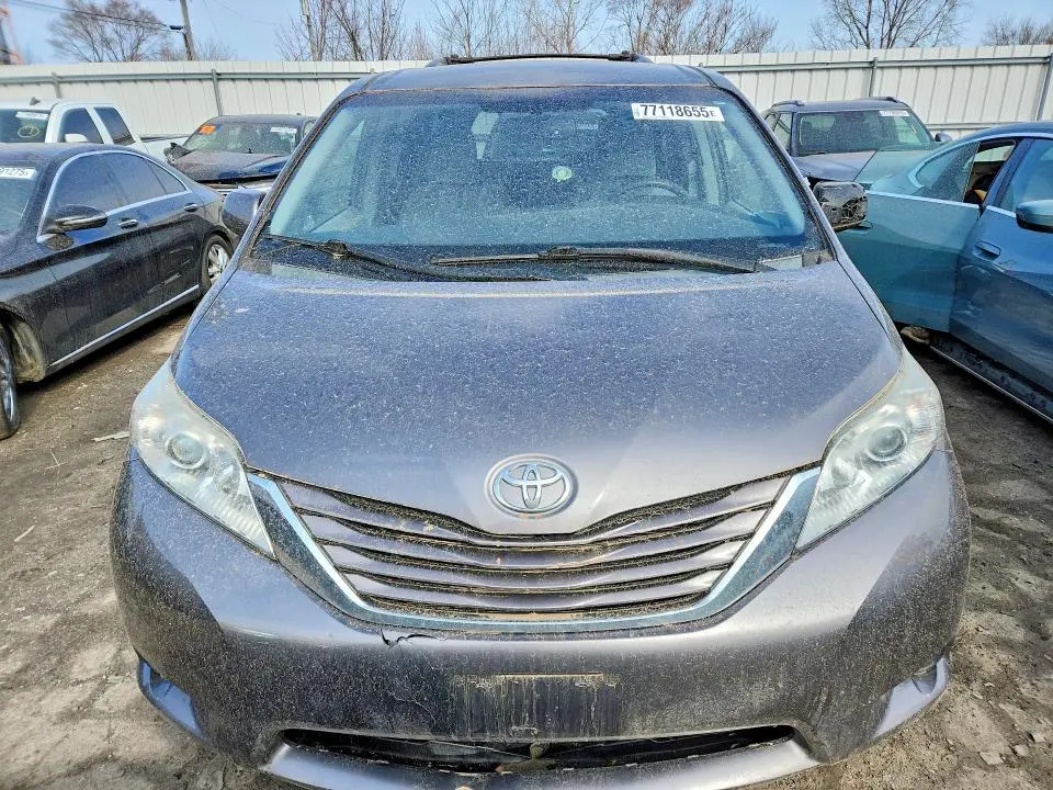 2015 TOYOTA SIENNA LE  