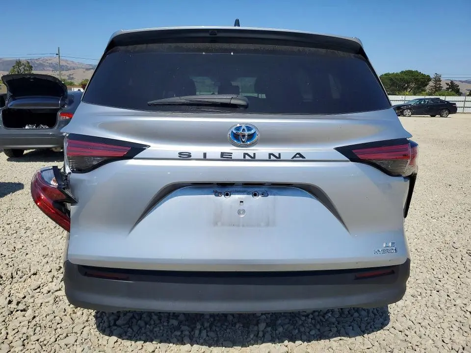 2021 TOYOTA SIENNA LE  