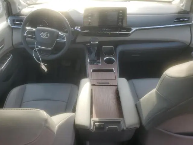 2022 TOYOTA SIENNA XLE  