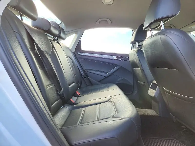 2017 VOLKSWAGEN PASSAT   