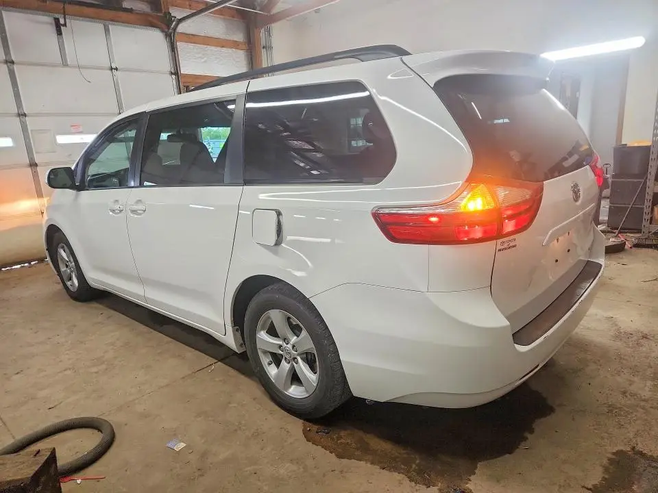 2015 TOYOTA SIENNA LE  