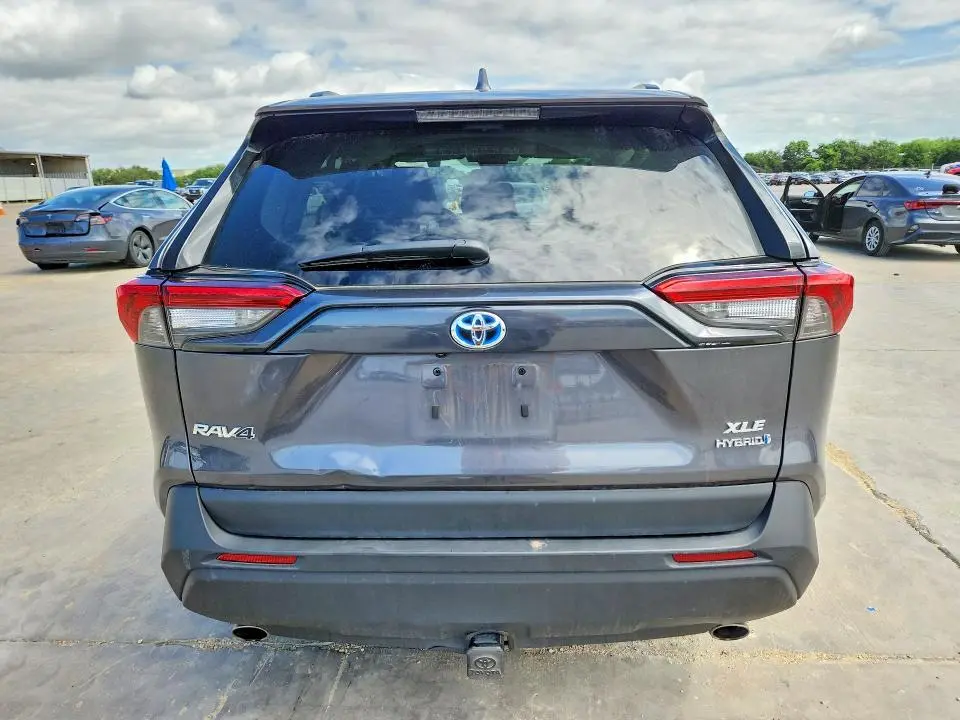 2022 TOYOTA RAV4 XLE  