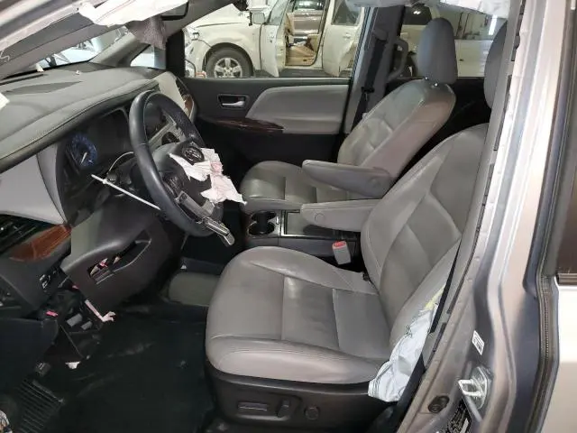 2017 TOYOTA SIENNA XLE  