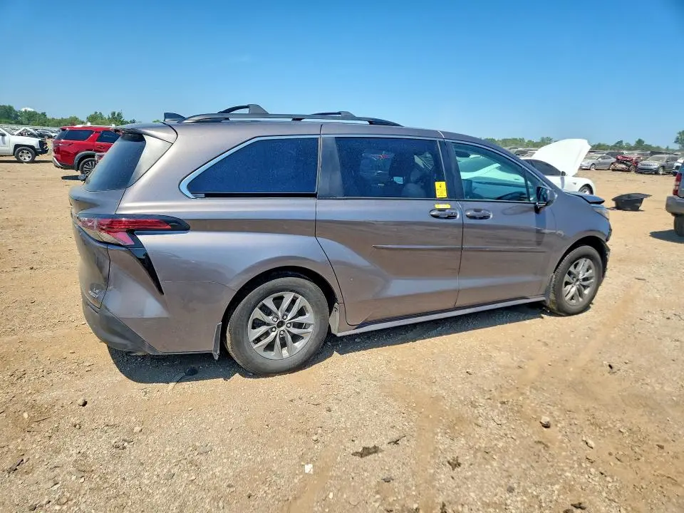 2022 TOYOTA SIENNA LE  