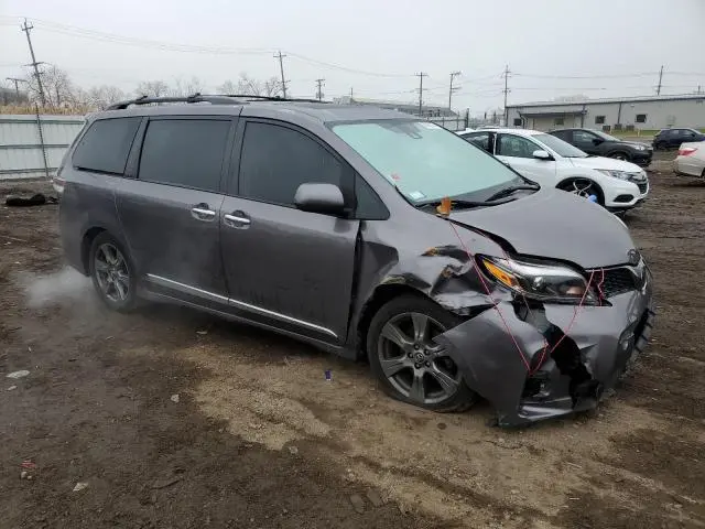 2019 TOYOTA SIENNA SE  