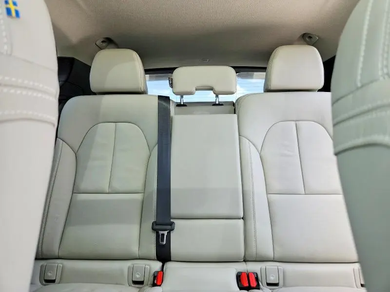 2023 VOLVO XC40 PLUS  