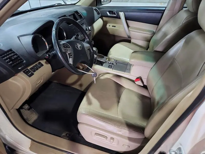 2012 TOYOTA HIGHLANDER SE  