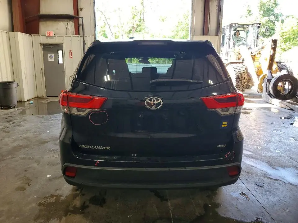 2018 TOYOTA HIGHLANDER LE  