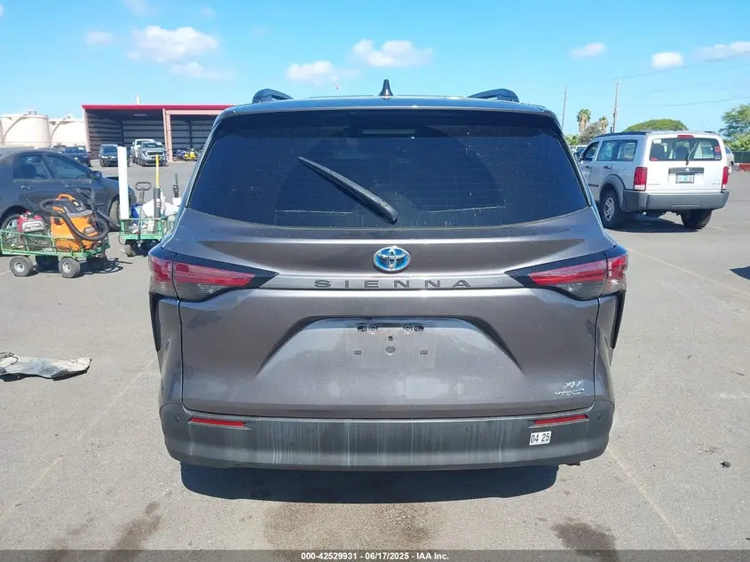 2022 TOYOTA SIENNA XLE