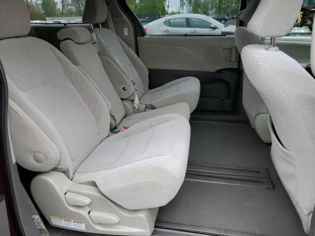2019 TOYOTA SIENNA LE  