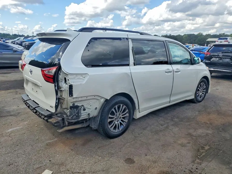 2018 TOYOTA SIENNA XLE 8-PASSENGER  