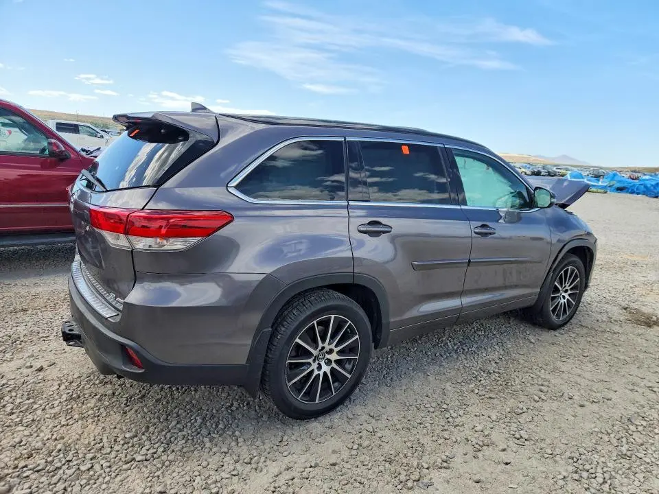 2017 TOYOTA HIGHLANDER SE  