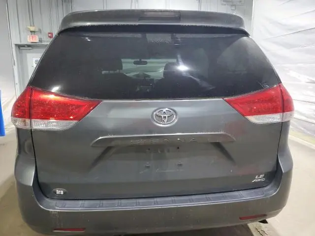 2013 TOYOTA SIENNA LE  