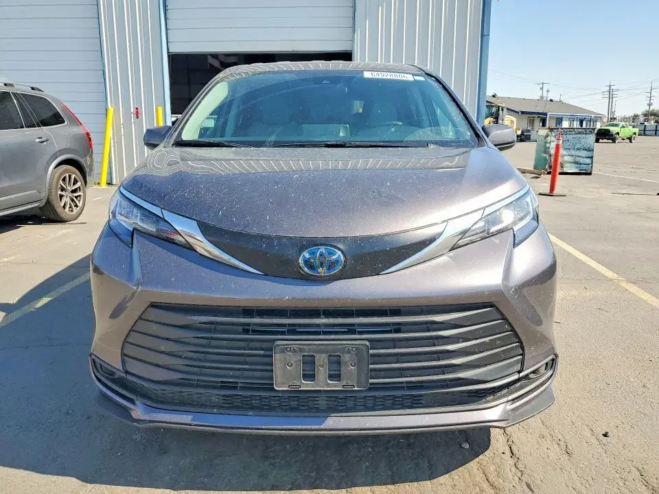 2021 TOYOTA SIENNA LE  