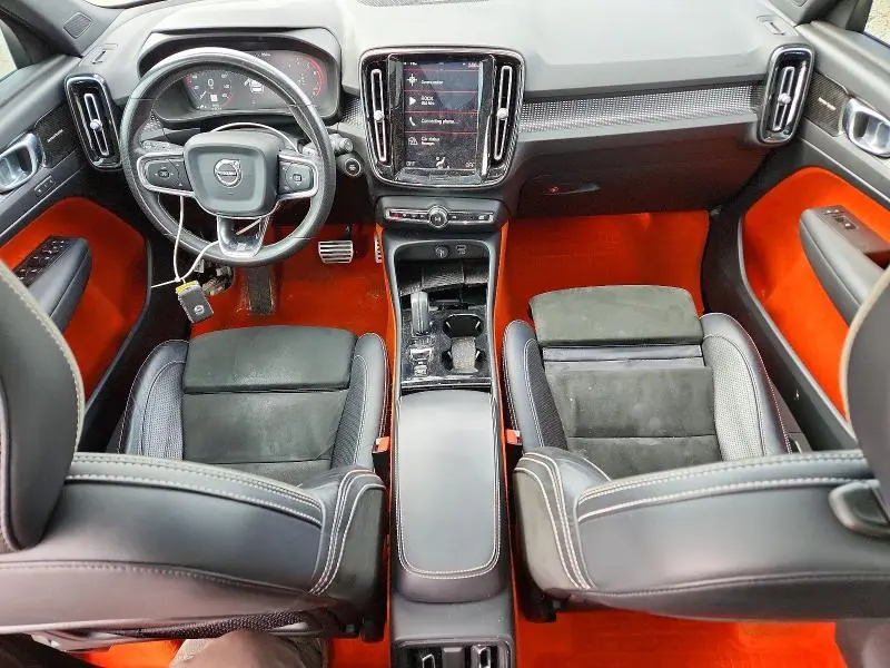 2019 VOLVO XC40 T5 MOMENTUM  