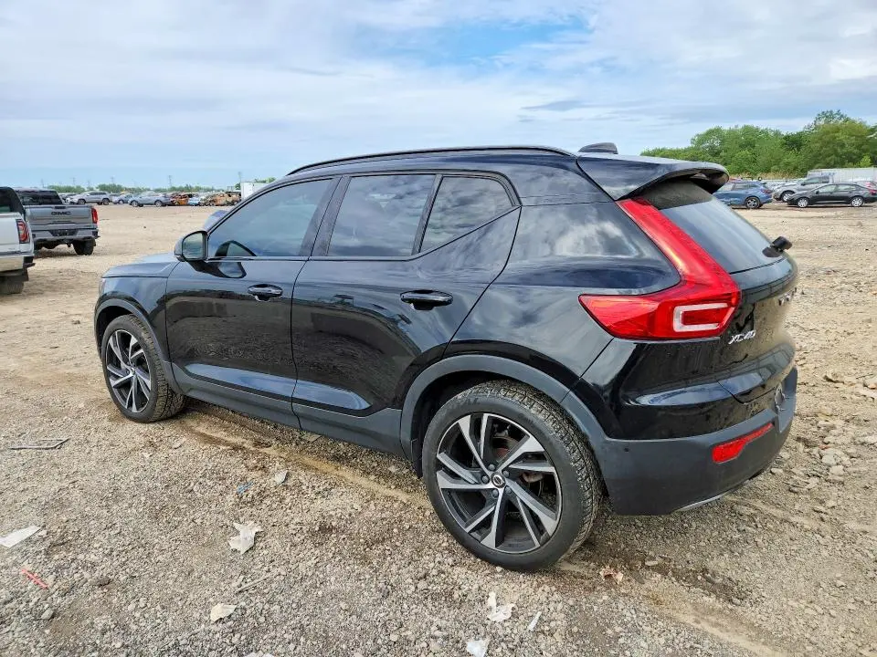 2019 VOLVO XC40 T5 MOMENTUM  
