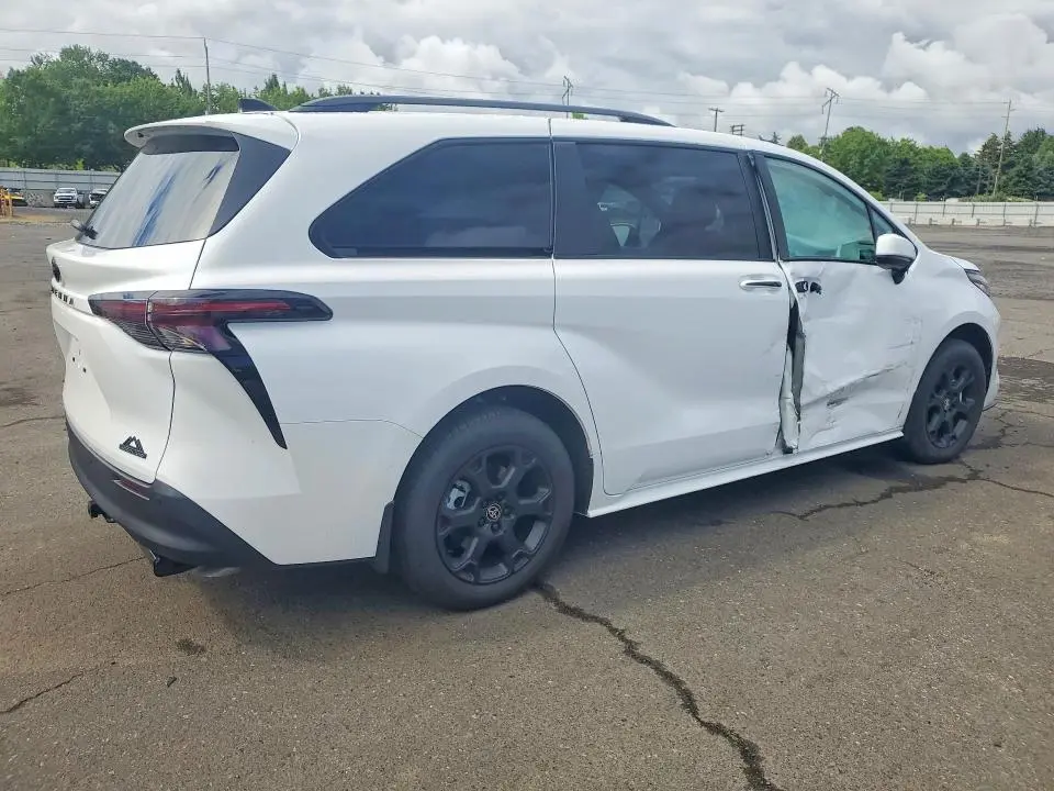 2026 TOYOTA SIENNA WOODLAND EDITION  