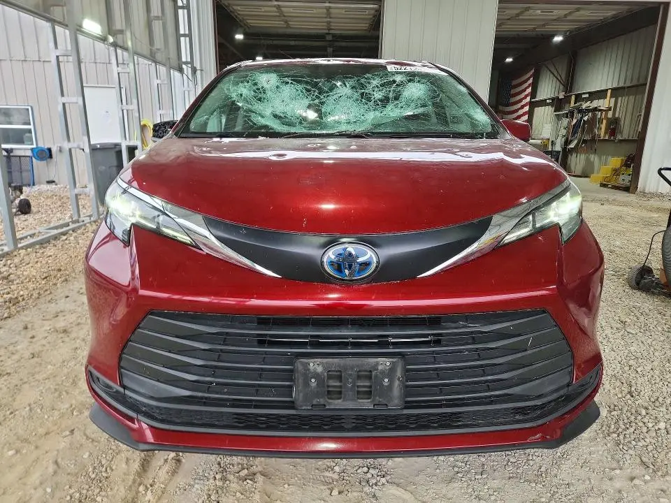 2021 TOYOTA SIENNA LE  